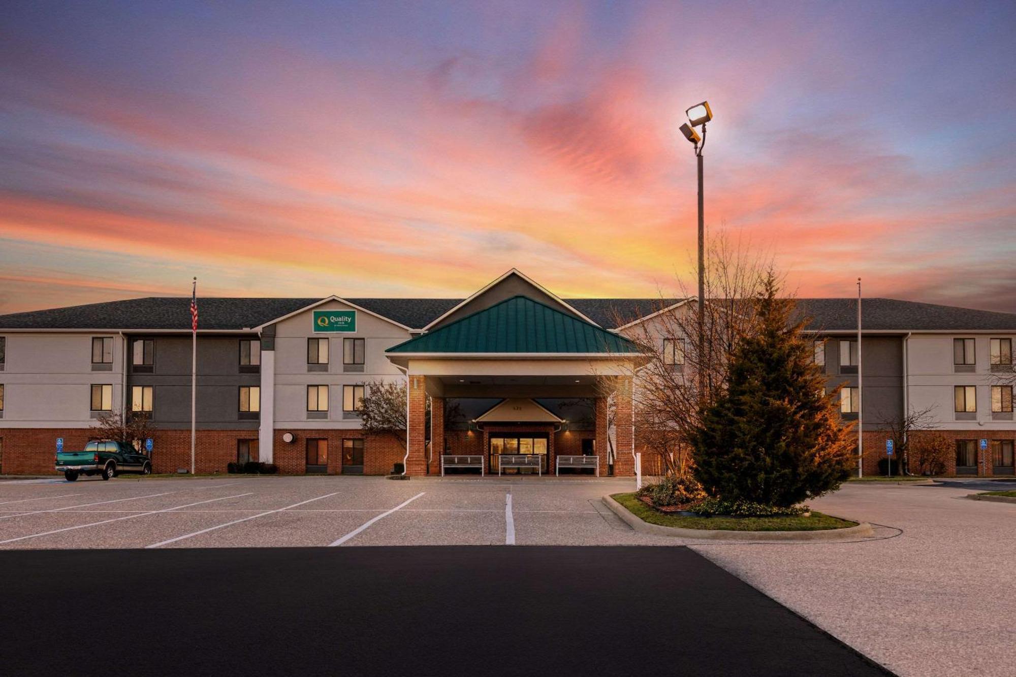 Quality Inn Warrensburg Exterior photo